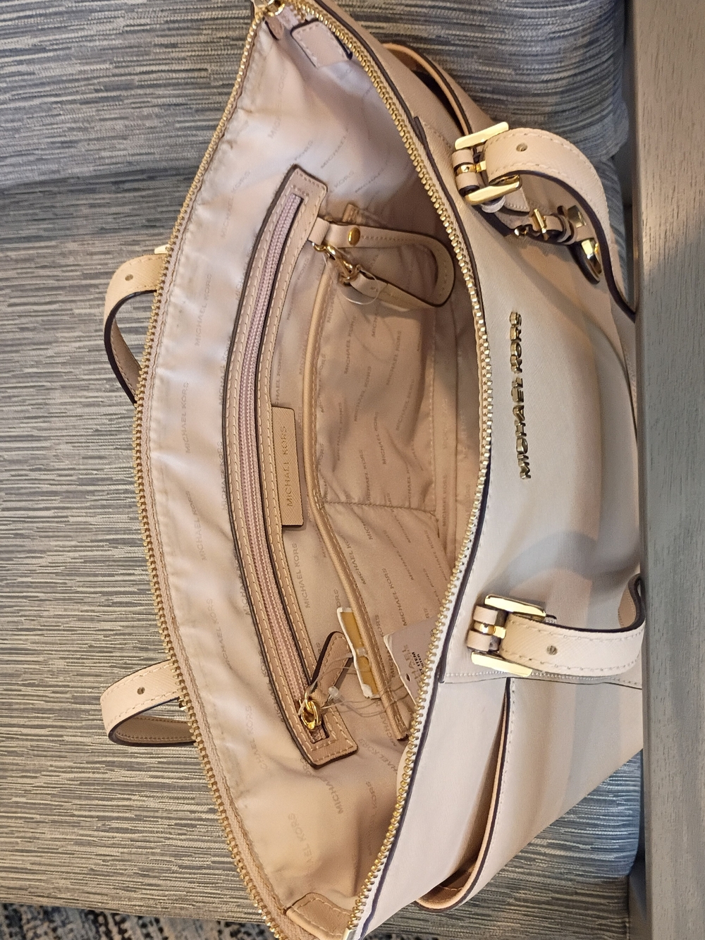 Michael Kors Beige Saffiano Leather Tote with Gold Logo charm. READ NOTE BELOW - Picture 10 of 10